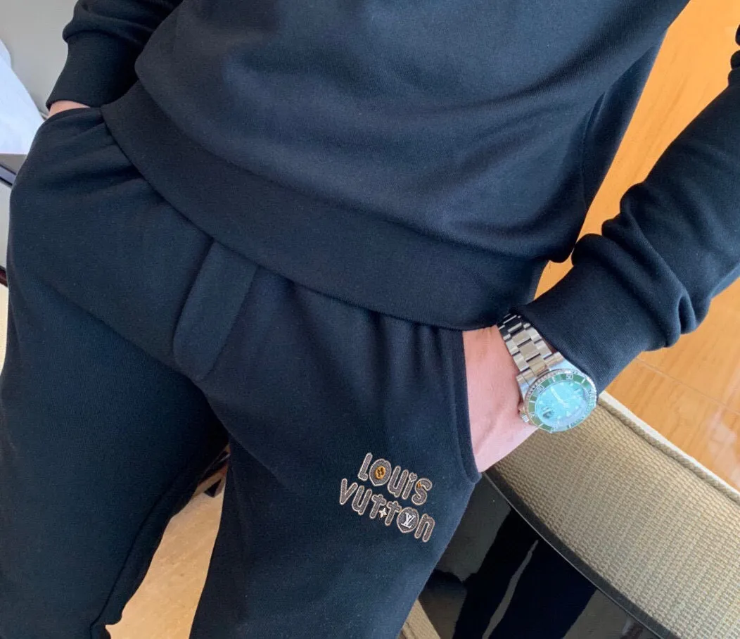 🅿️380 [LV Louis Vuitton] (Fat Man Gospel) hot-selling suit is coming. Focus on the original version of the official website. 2025 new hot-selling sweatshirt suit. The original order is hard to buy🇭🇰. It is the meticulous work of top designers for a fitting and perfect upper body effect. All-natural high-quality Roman cotton 100%, close-fitting comfort, noble and elegant! Original hardware embodies elegance and nobility! Counter size: M-5XL (maximum wear up to 220 pounds)